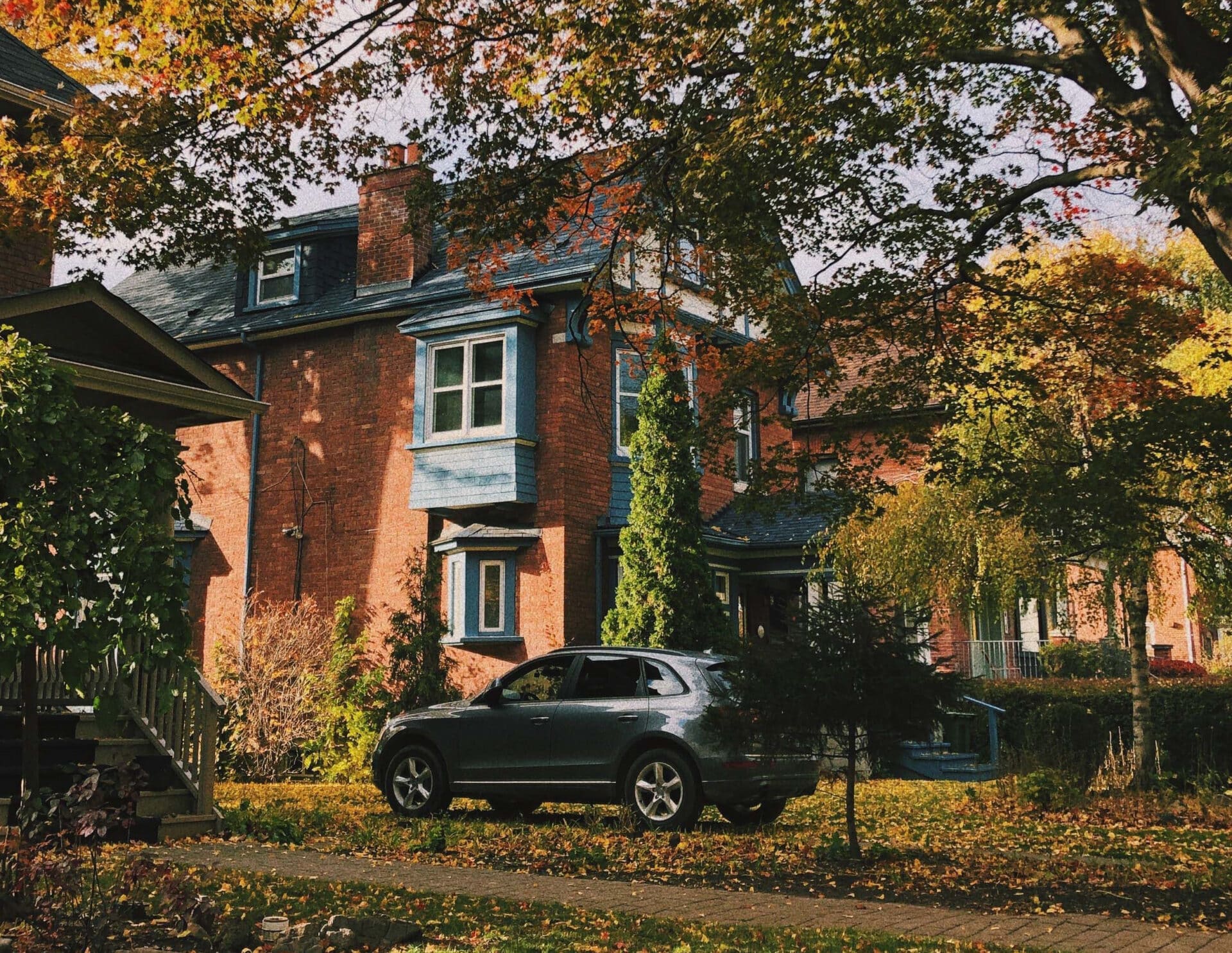 Частный дом с машиной. Макеты дачных участков. Автопарк и вилла. Дом с гаражом. Небольшой коттедж с гаражом.